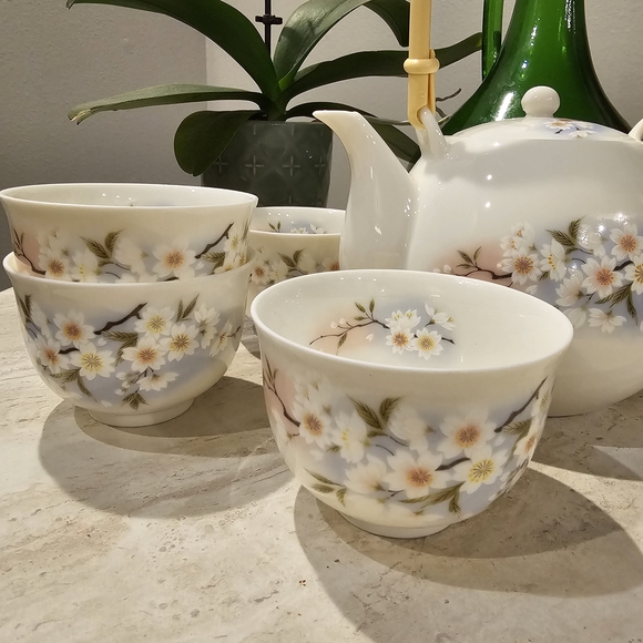 Teapot and matching cups set 7. Beautiful cherry Blossoms design. - Picture 2 of 8